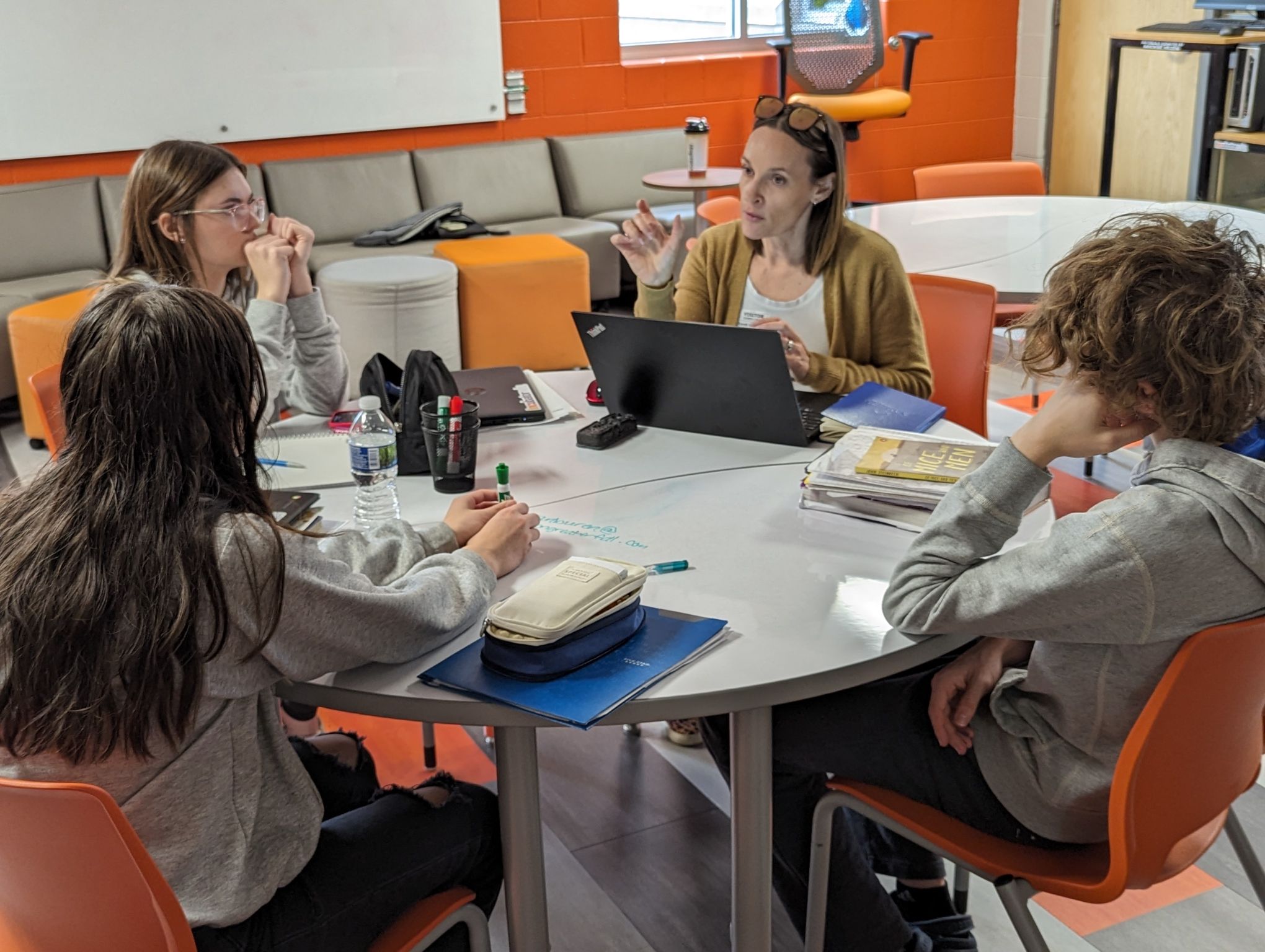 Mentor supporting INCubatoredu students